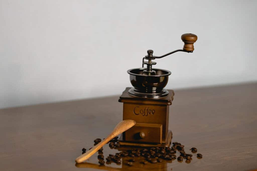 ruční mlýnek na kávu