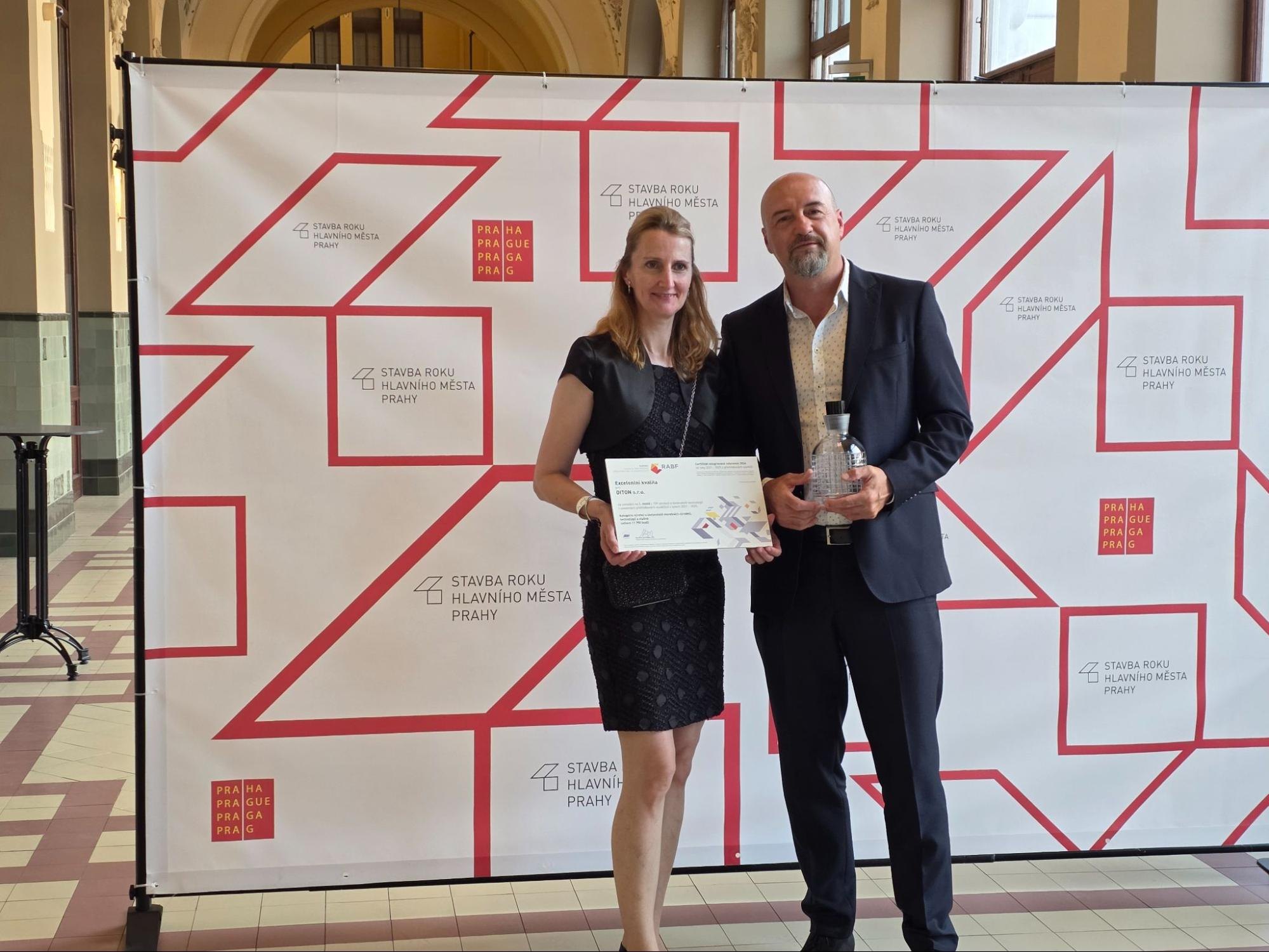 Marketingová manažerka Ivana Adamová a ředitel rozvoje Daniel Křížek přebírají ocenění RABF
