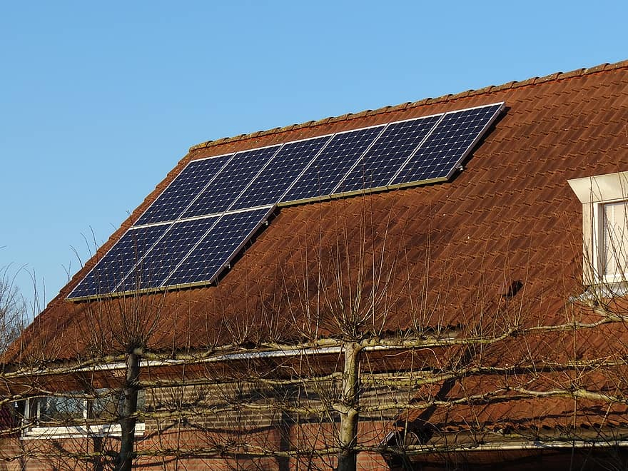 Fotovoltaické panely na taškové střeše staršího domu