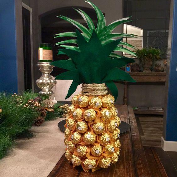 Dárkový ananas poskládaný z bonbonů se zelenými papírovými listy