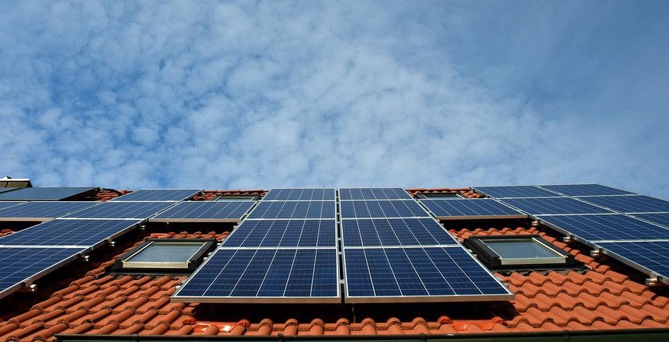 Fotovoltaické panely na červené taškové střeše rodinného domu